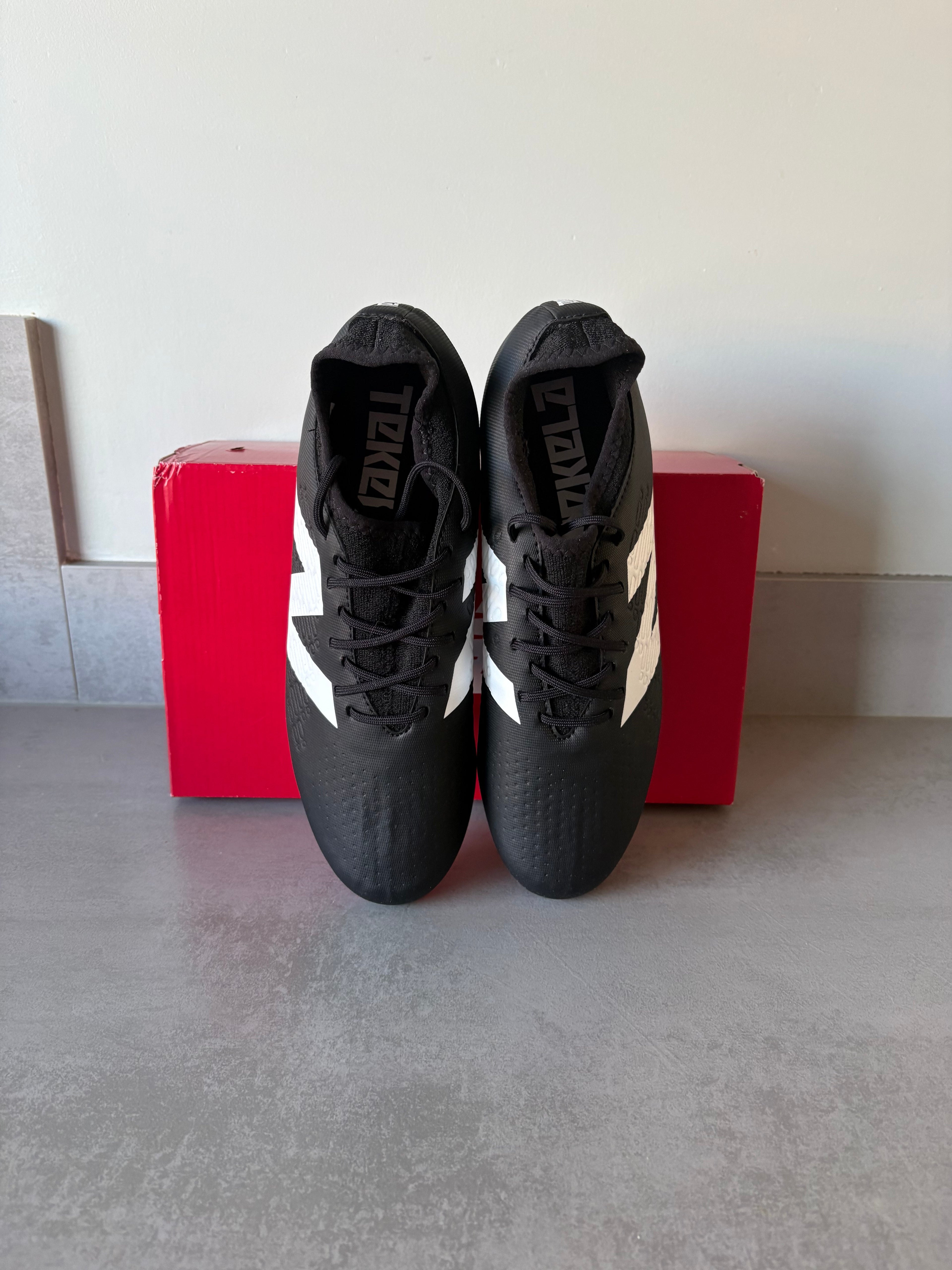 New Balance Tekala Magique V4 FG Schwarz