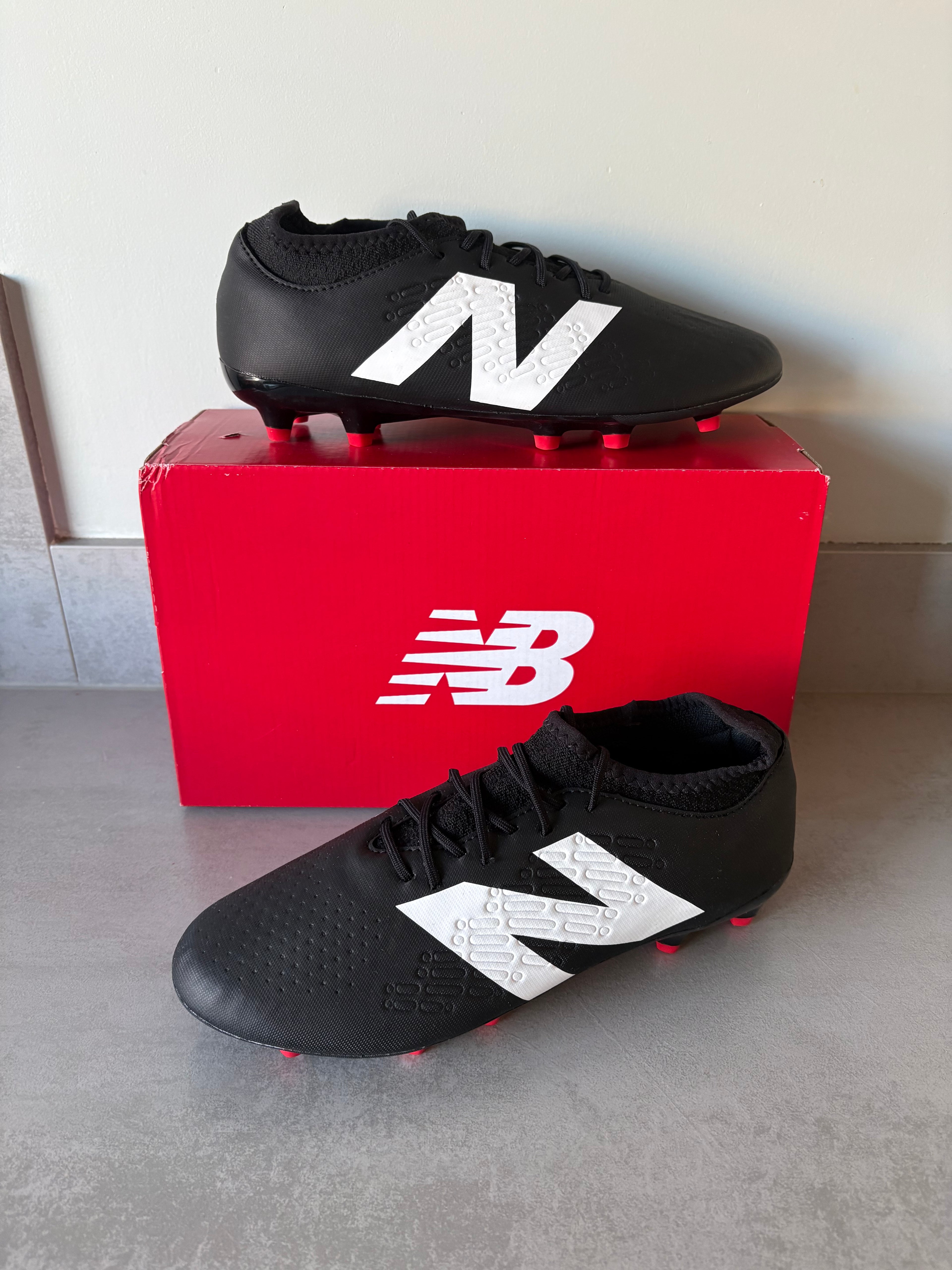 New Balance Tekala Magique V4 FG Schwarz
