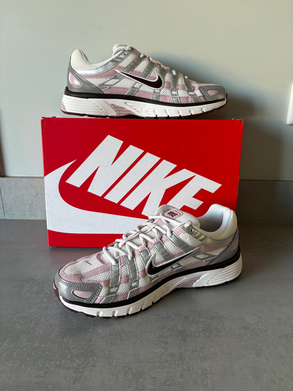 W Nike P-6000 Summit White/Plum Chalk EU 43/US 9.5 (Herren)