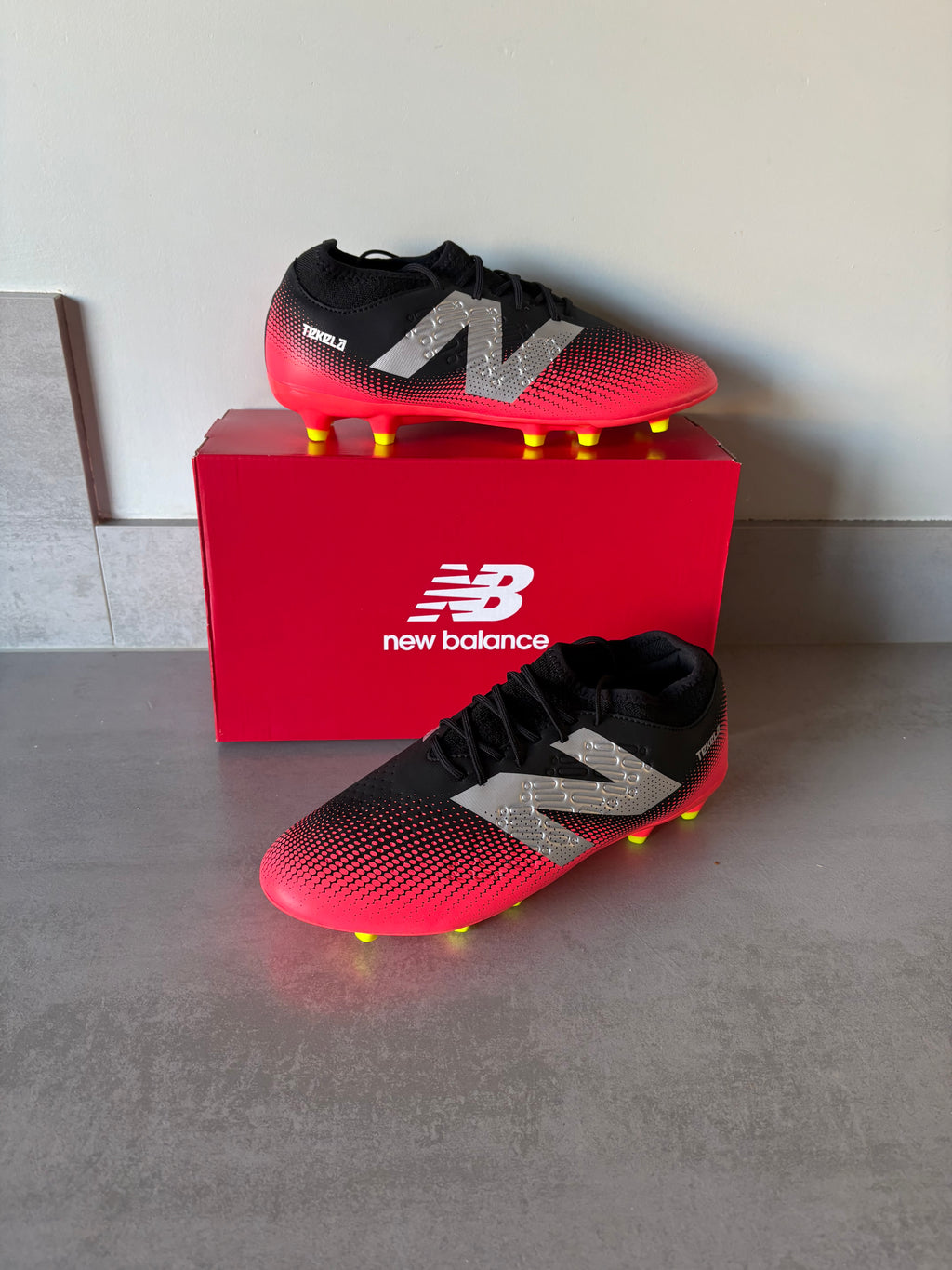 New Balance Tekala Magique V4 FG Schwarz Rot EU 42/US 8.5