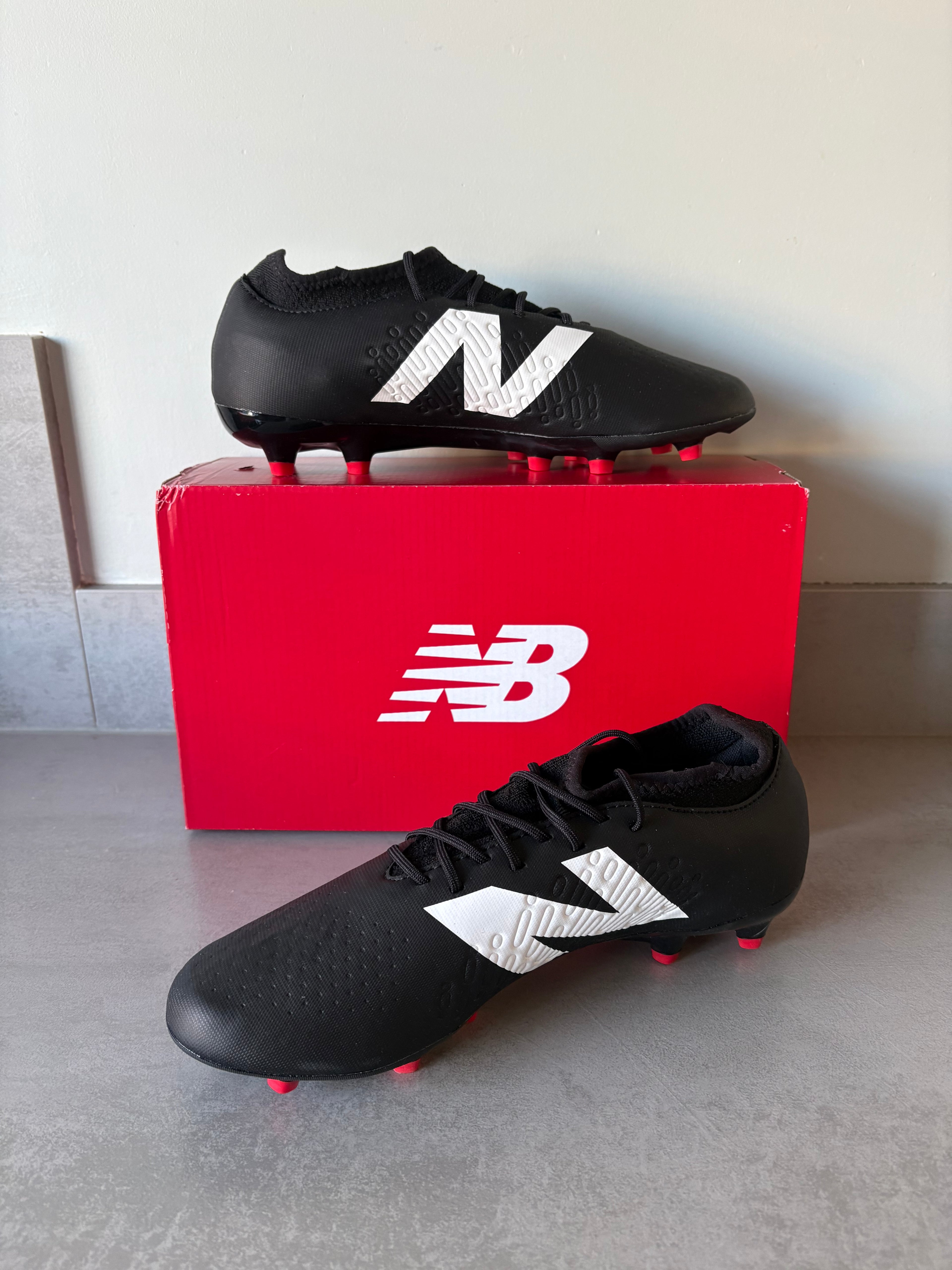 New Balance Tekala Magique V4 FG Schwarz