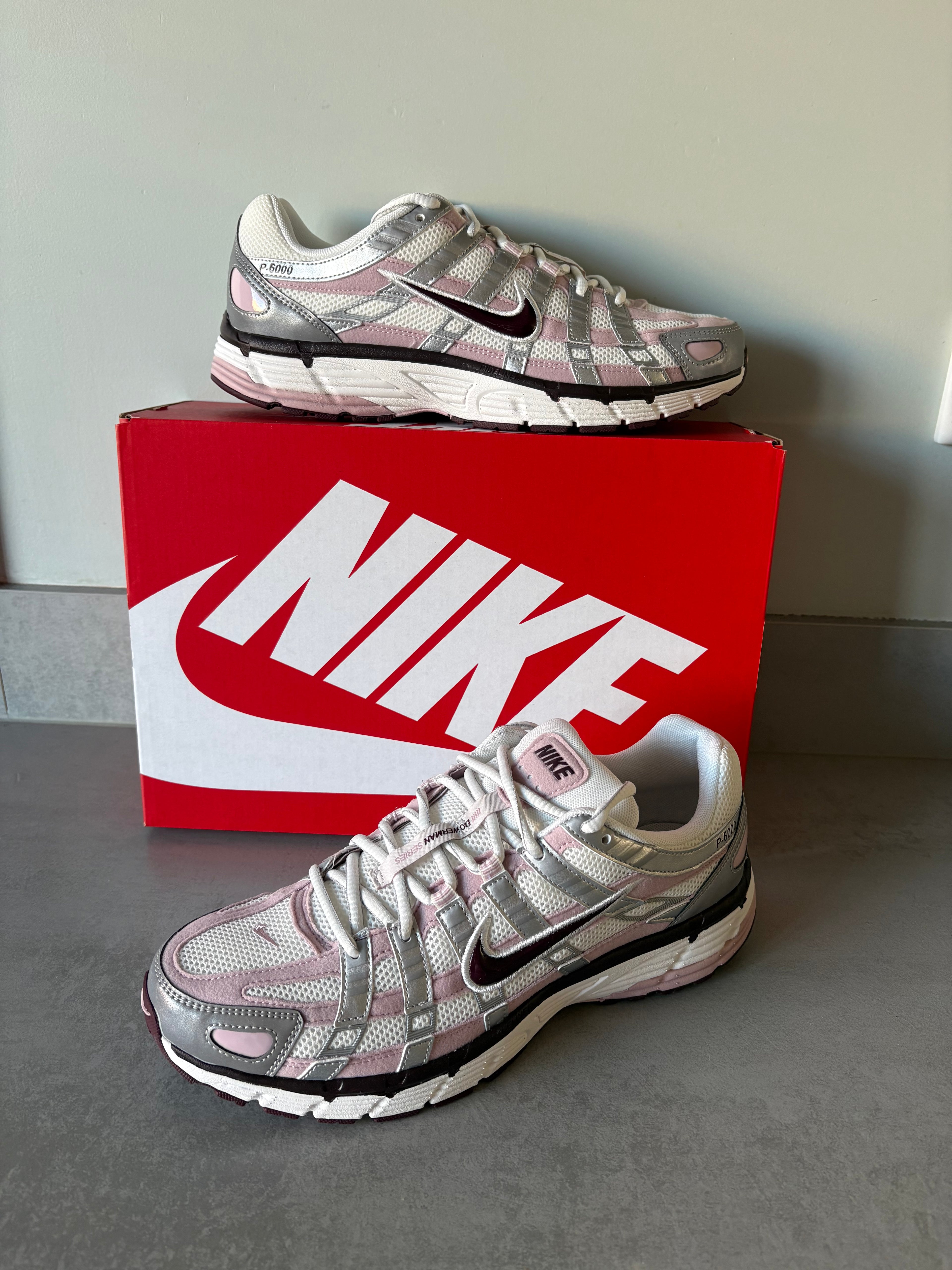 W Nike P-6000 Summit White/Plum Chalk EU 43/US 9.5 (Herren)