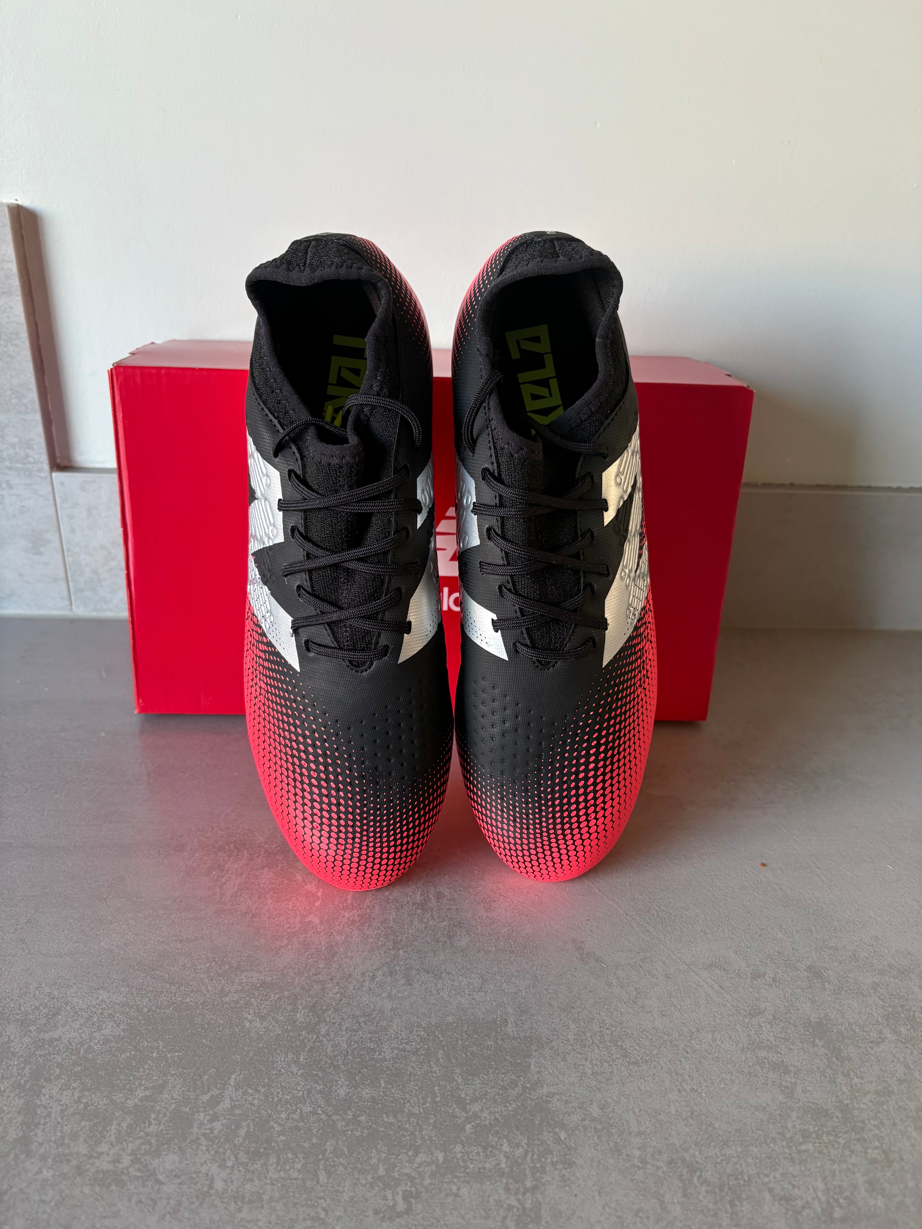 New Balance Tekala Magique V4 FG Schwarz Rot EU 42/US 8.5