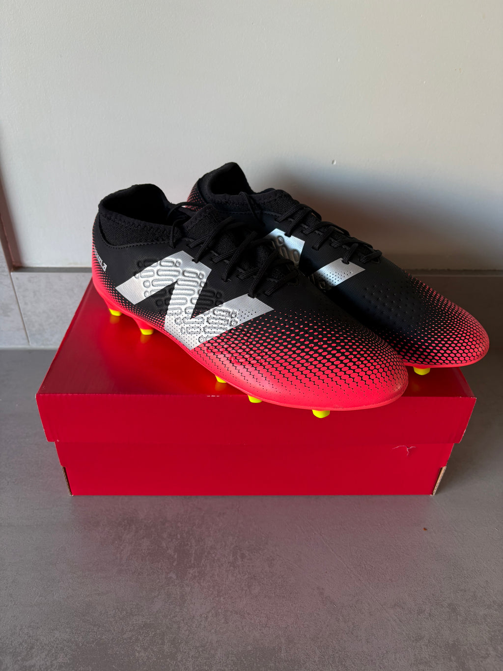 New Balance Tekala Magique V4 FG Schwarz Rot EU 42/US 8.5