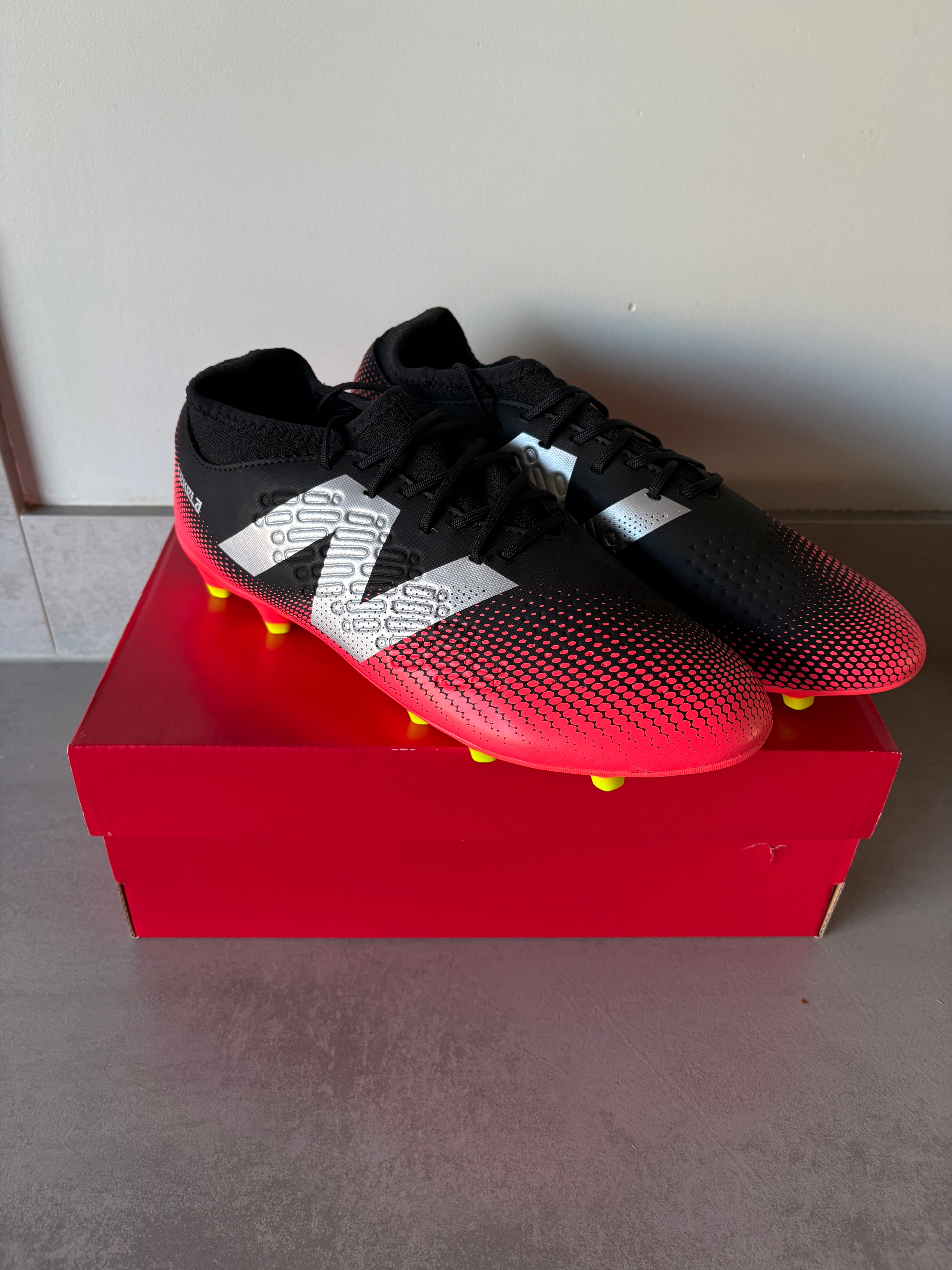 New Balance Tekala Magique V4 FG Schwarz Rot EU 42/US 8.5