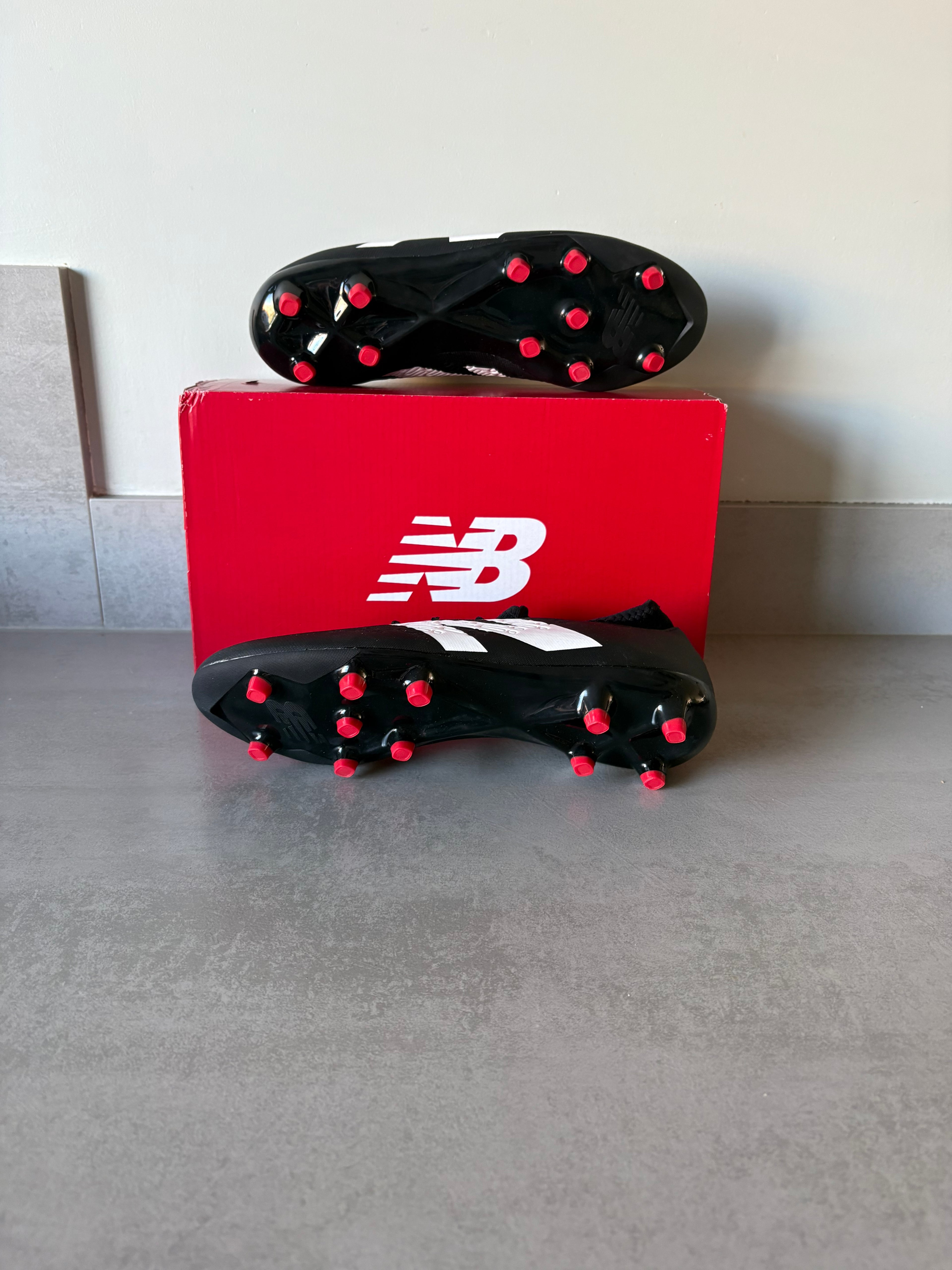New Balance Tekala Magique V4 FG Schwarz