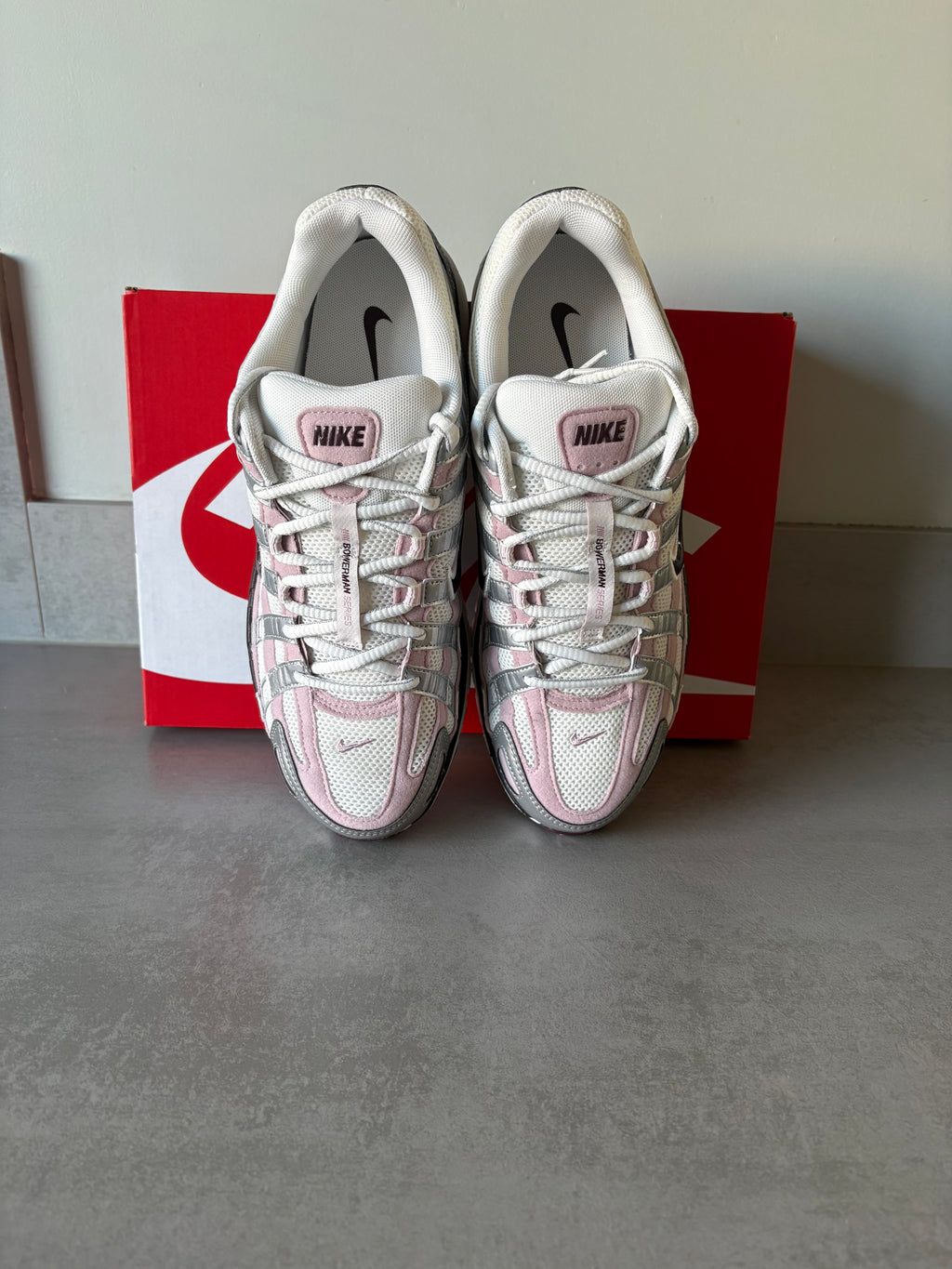 W Nike P-6000 Summit White/Plum Chalk EU 43/US 9.5 (Herren)