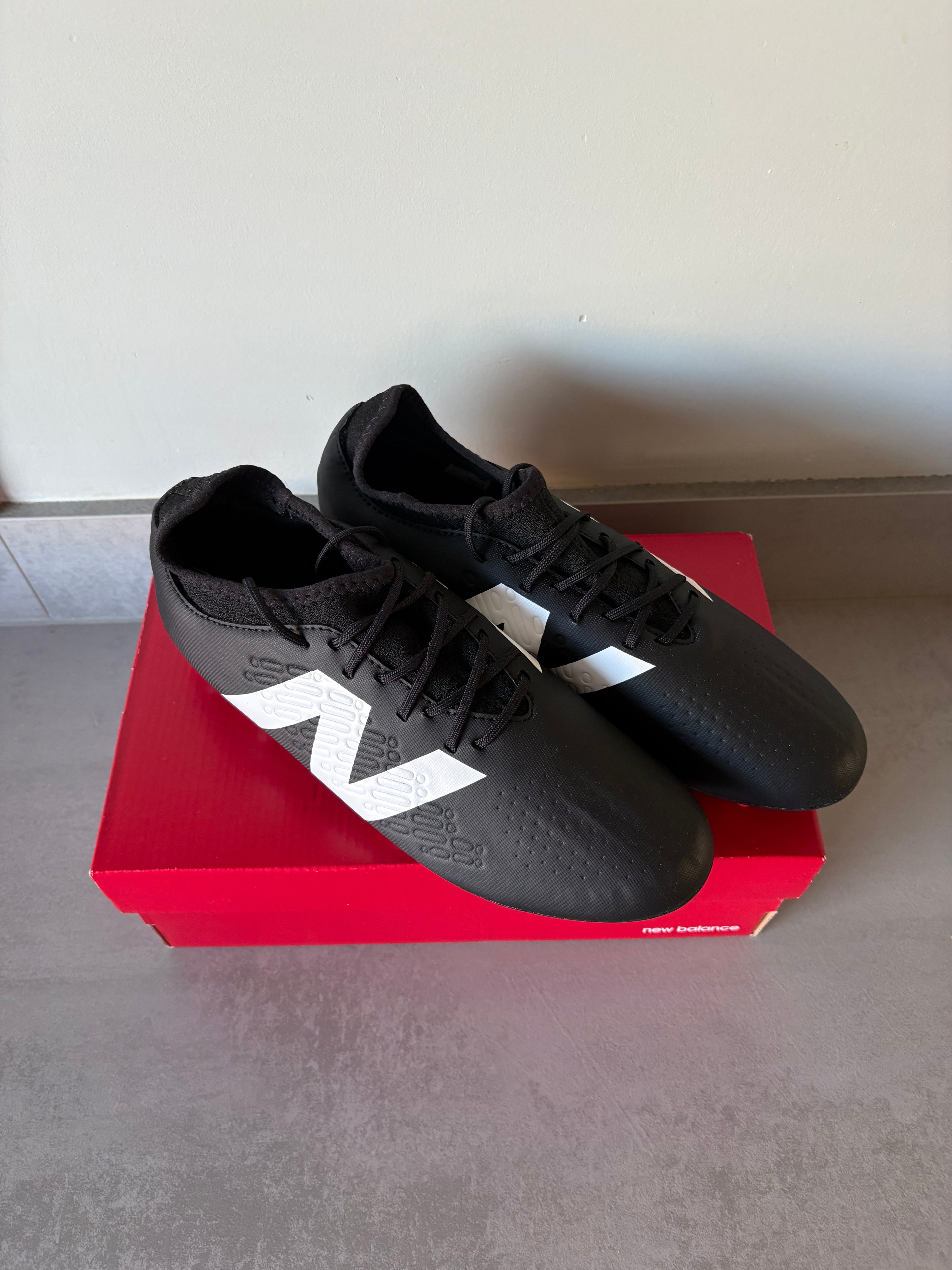 New Balance Tekala Magique V4 FG Schwarz