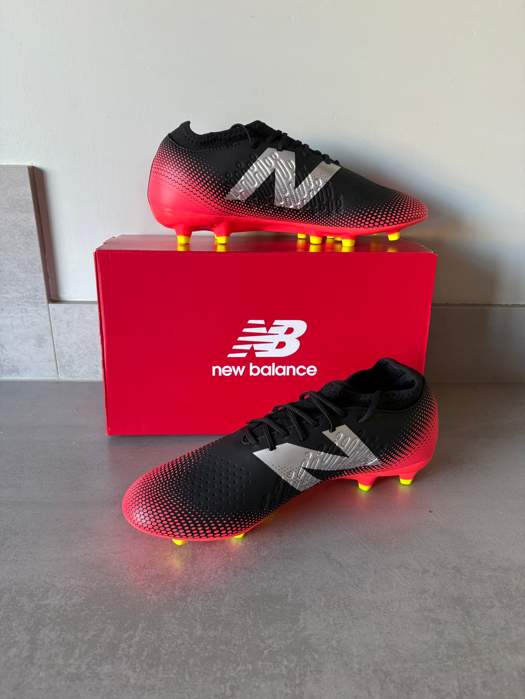 New Balance Tekala Magique V4 FG Schwarz Rot EU 42/US 8.5