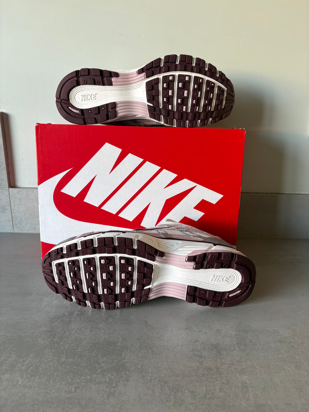 W Nike P-6000 Summit White/Plum Chalk EU 43/US 9.5 (Herren)