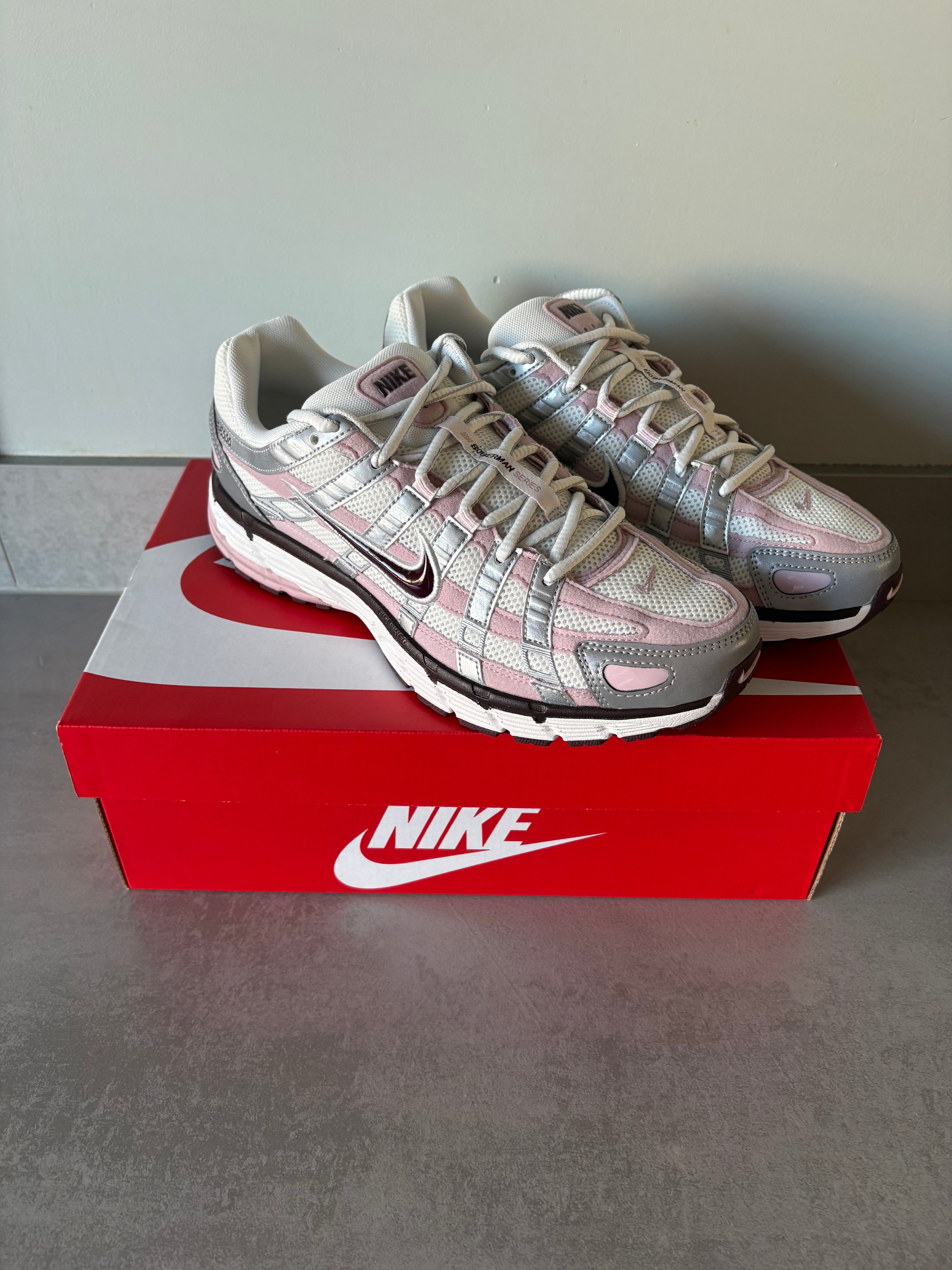 W Nike P-6000 Summit White/Plum Chalk EU 43/US 9.5 (Herren)