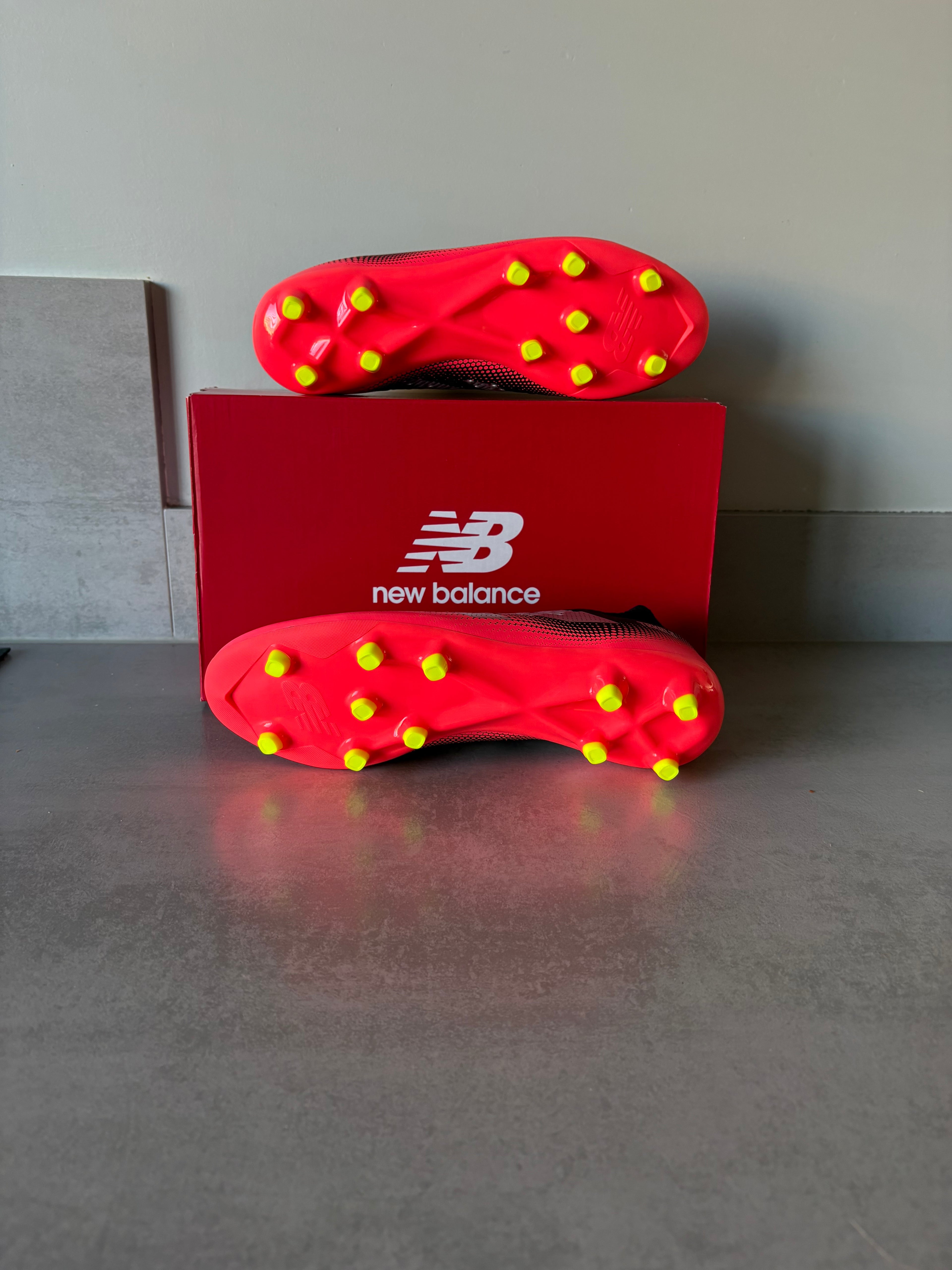 New Balance Tekala Magique V4 FG Schwarz Rot EU 42/US 8.5